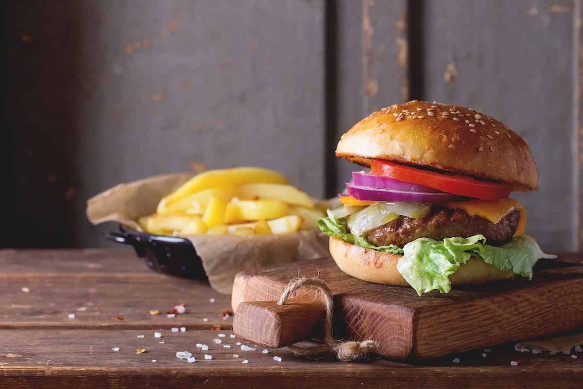 RealVegy se ofrece a donar 10.000 hamburguesas veganas para ayudar a las personas sin hogar