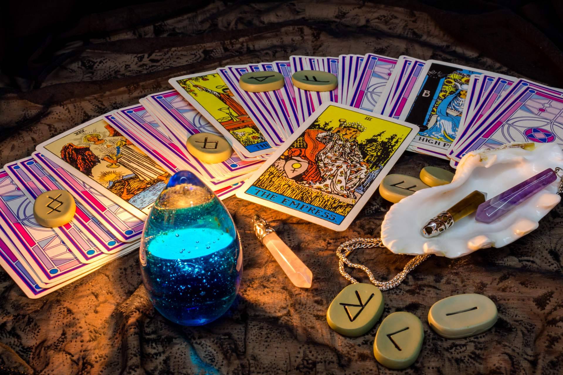 Tarotistas y videntes económicas y buenas en Universo del Tarot