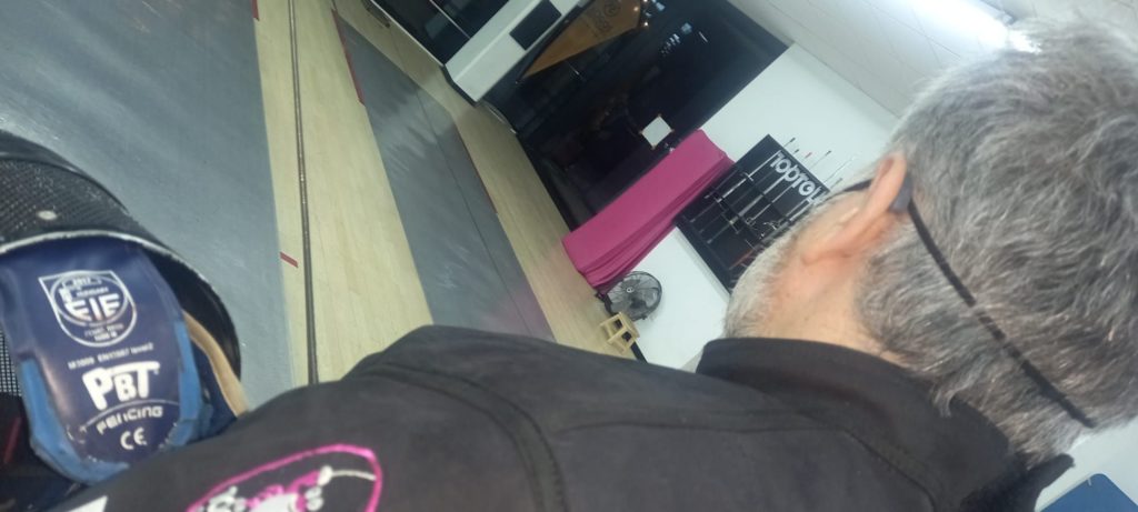 Foto de Un profesor de esgrima “tocado” por sus audífonos