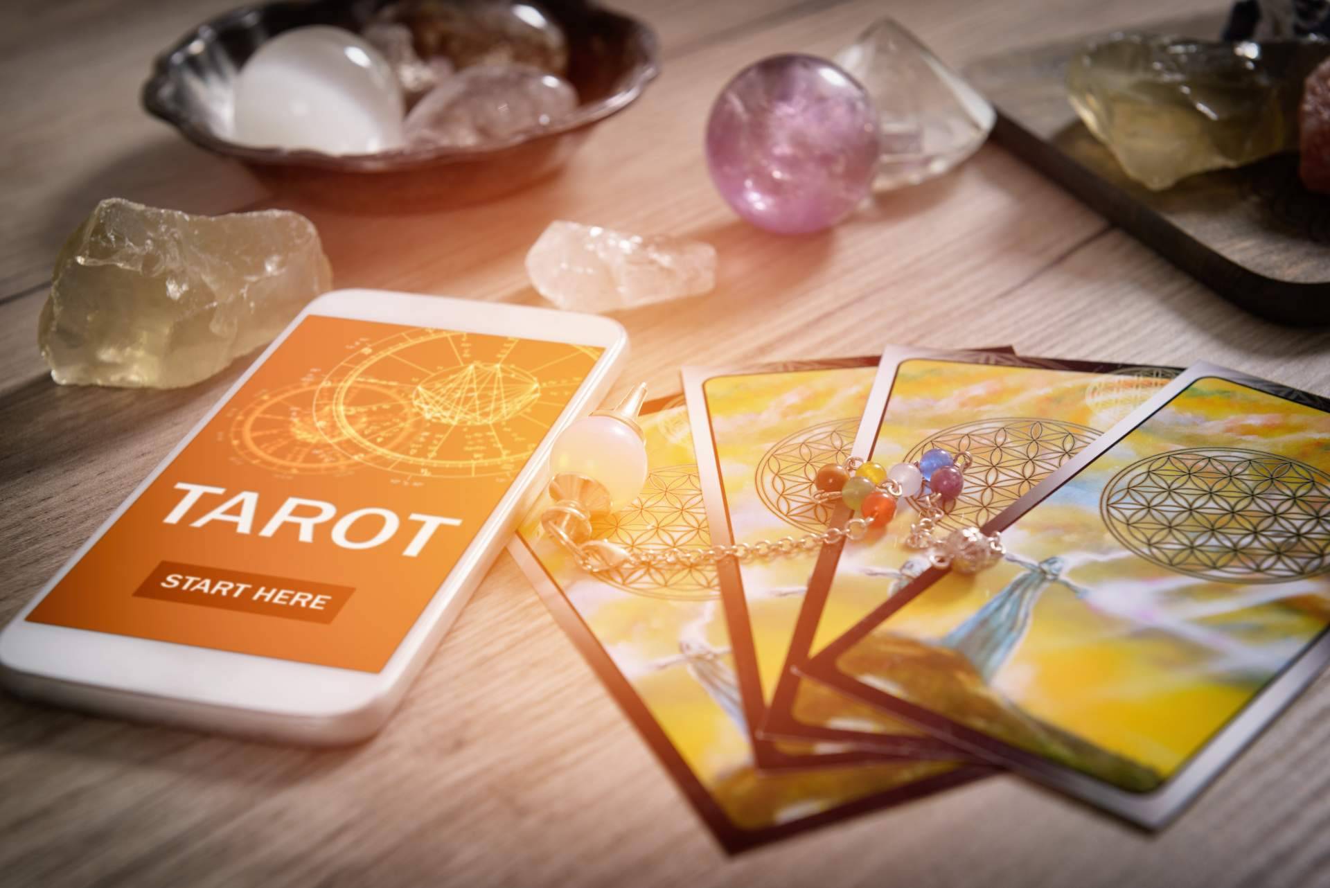 Auguria Tarot ofrece consultas tarot por WhatsApp