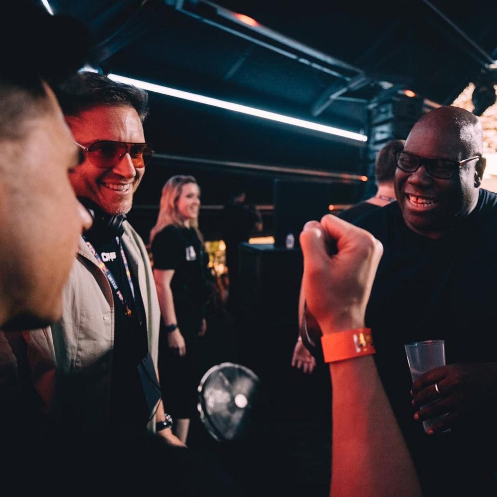 Foto de Night Stories pinchando junto Carl Cox