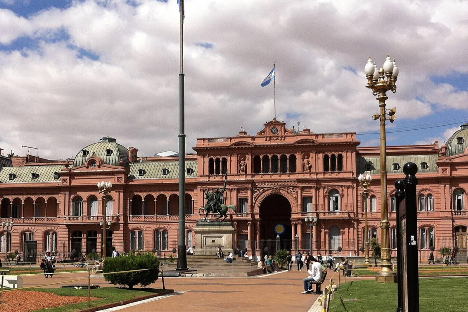 El gobierno libertario argentino enfrenta una fuerte tormenta